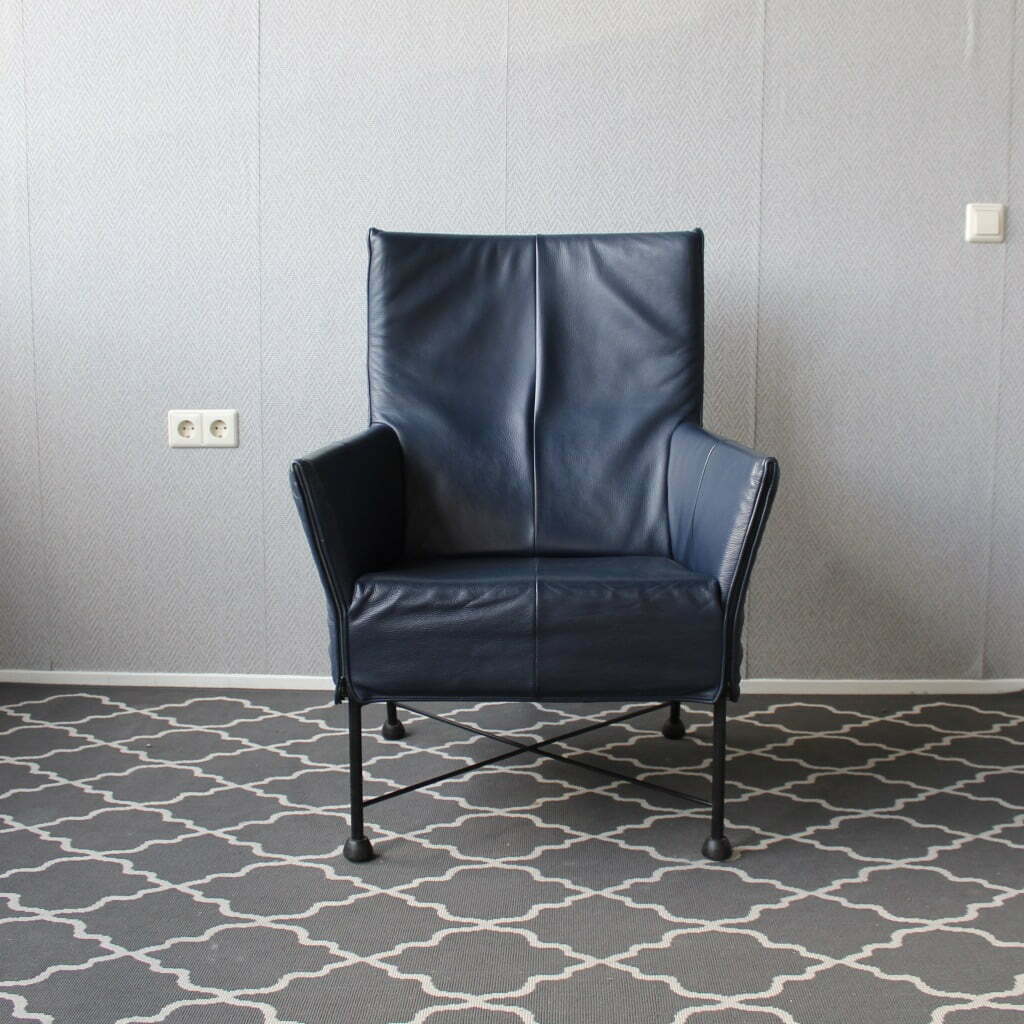 Vijfde Mew Mew paniek Montis Charly fauteuil blauw leder - zwart frame - nu voor €795,-