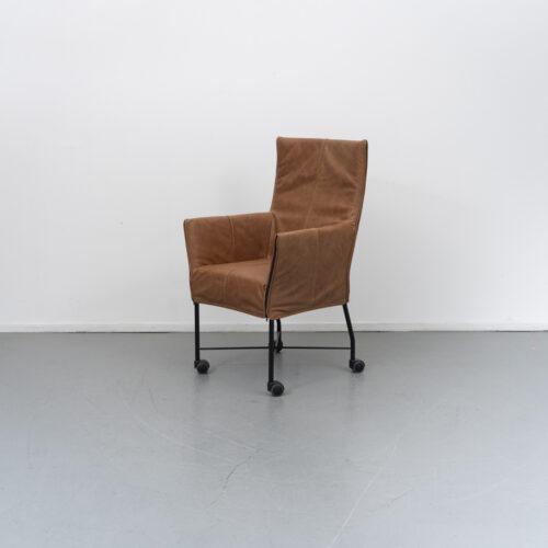 Montis Chaplin Stoel Cognac Buffalo Leer – Zwart (Op Wielen)