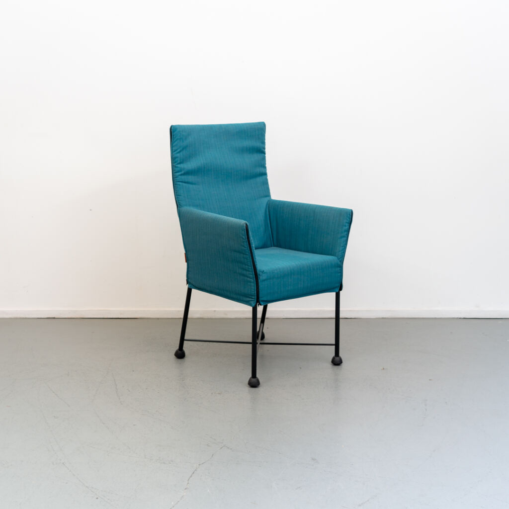 Montis Chaplin eetkamerstoelen blauwe stof
