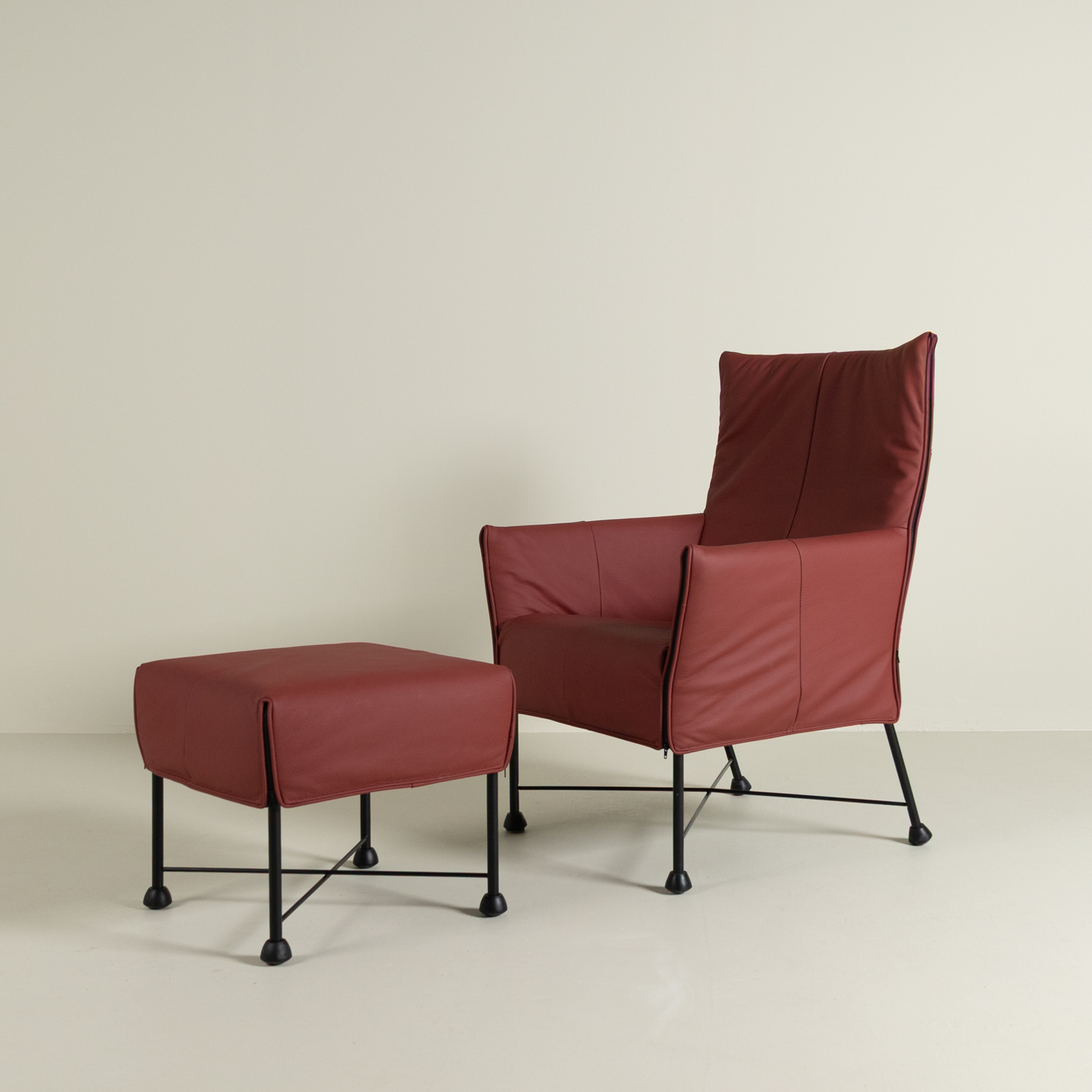Montis Charly Fauteuil Rood Leer - Zwart (Op Doppen) + Hocker