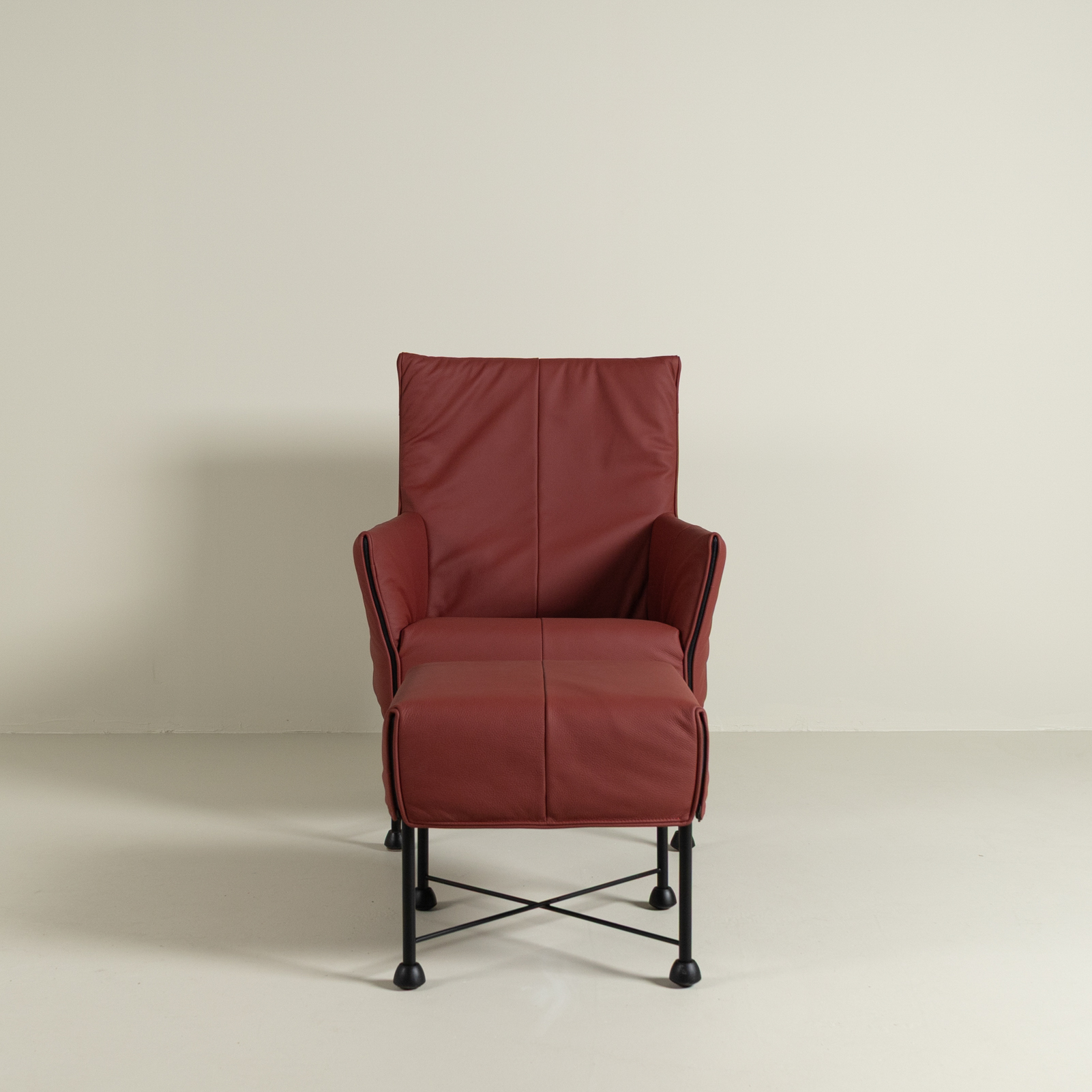 Montis Charly Fauteuil Rood Leer - Zwart (Op Doppen) + Hocker