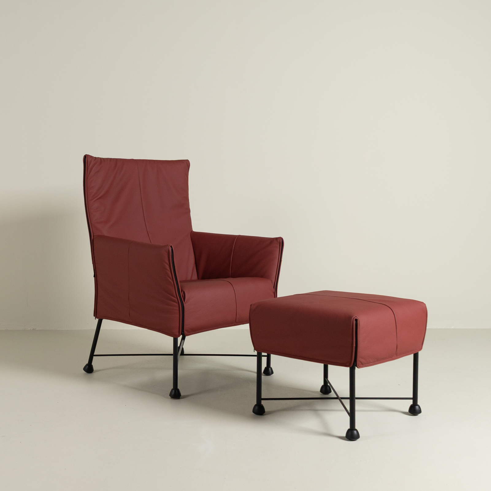 Montis Charly Fauteuil Rood Leer - Zwart (Op Doppen) + Hocker