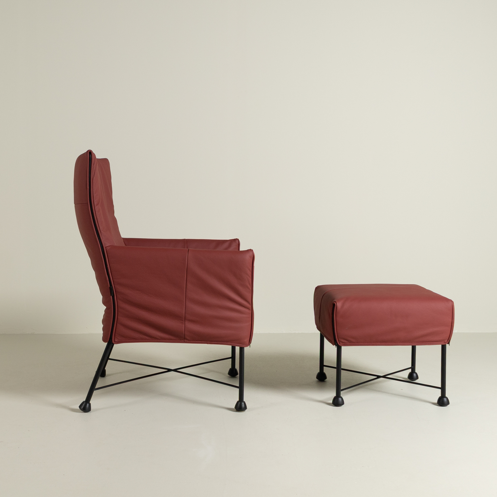 Montis Charly Fauteuil Rood Leer - Zwart (Op Doppen) + Hocker