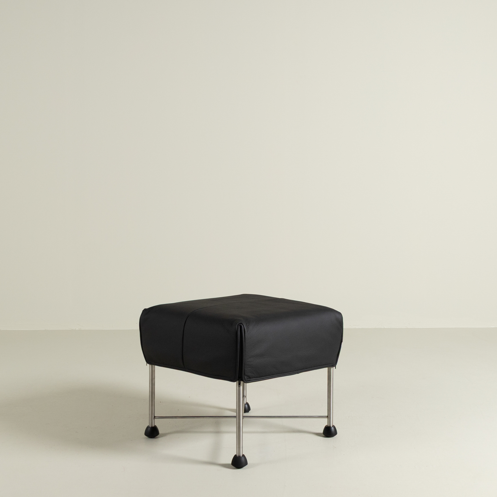 Montis Charly Hocker Zwart Leer - Aluminium (Op Doppen)