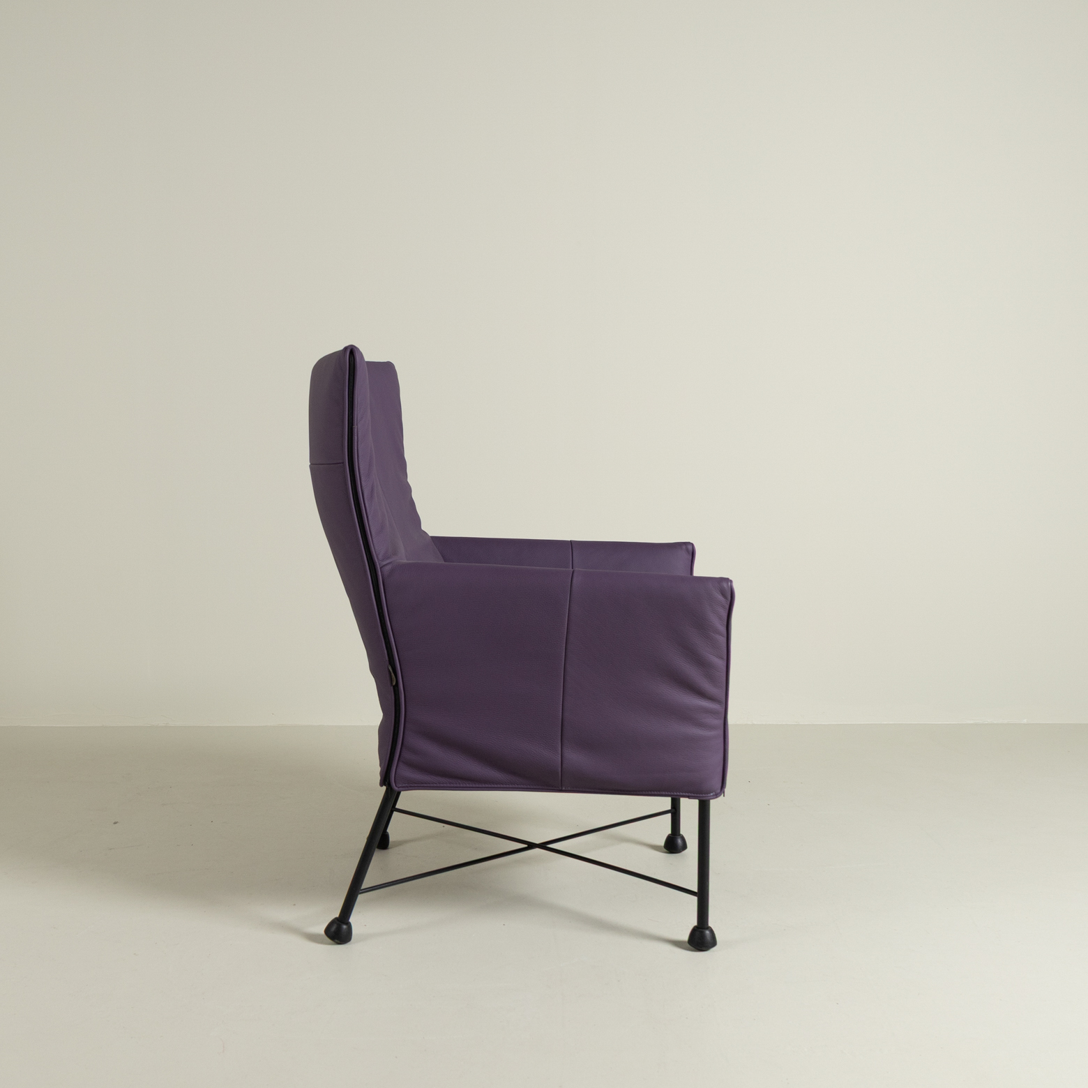 Montis Charly Fauteuil Paars Leer - Zwart (Op Doppen)