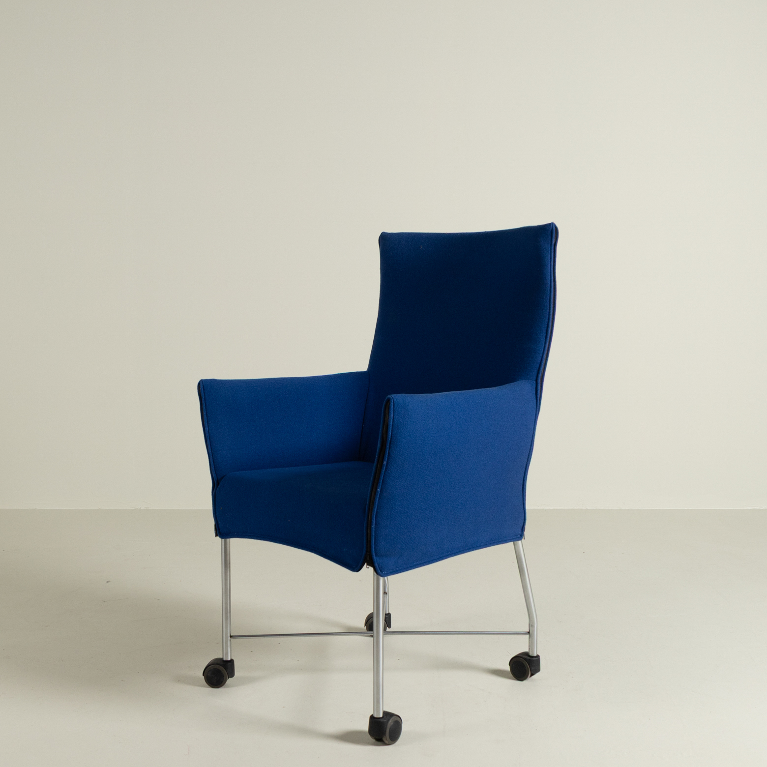 Montis Chaplin Blauw Stof - Aluminium (Op Wielen)