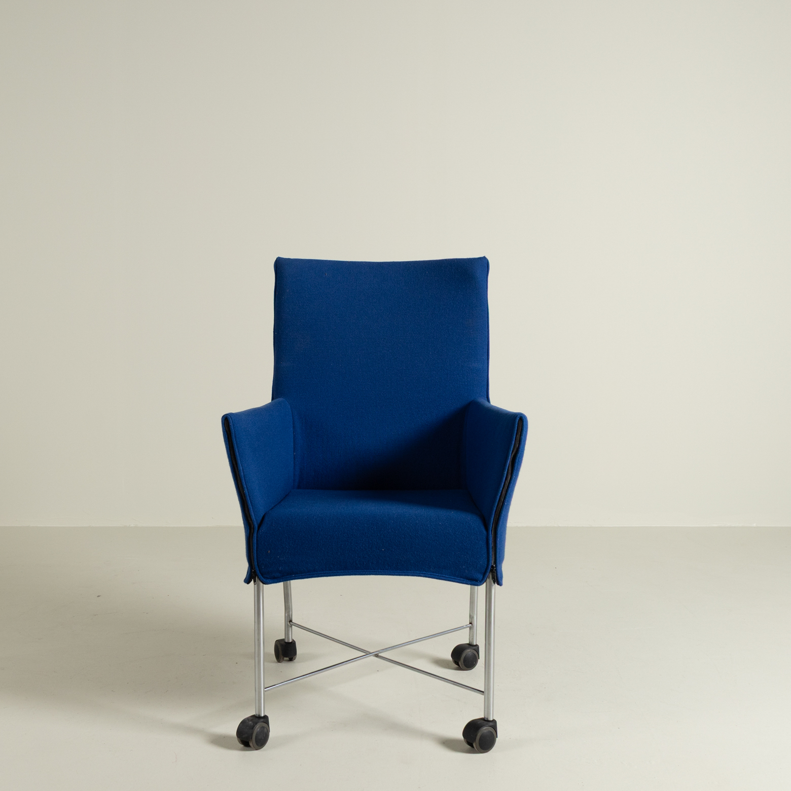 Montis Chaplin Blauw Stof - Aluminium (Op Wielen)