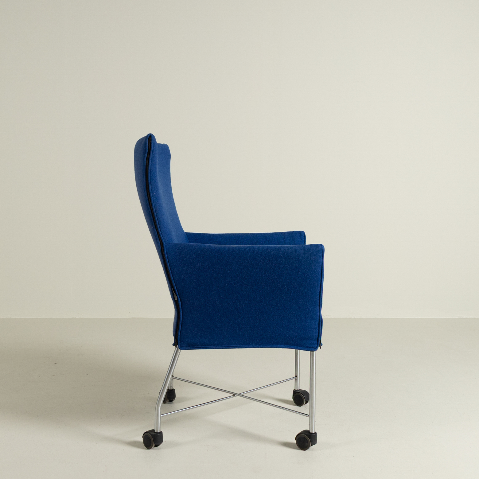 Montis Chaplin Blauw Stof - Aluminium (Op Wielen)