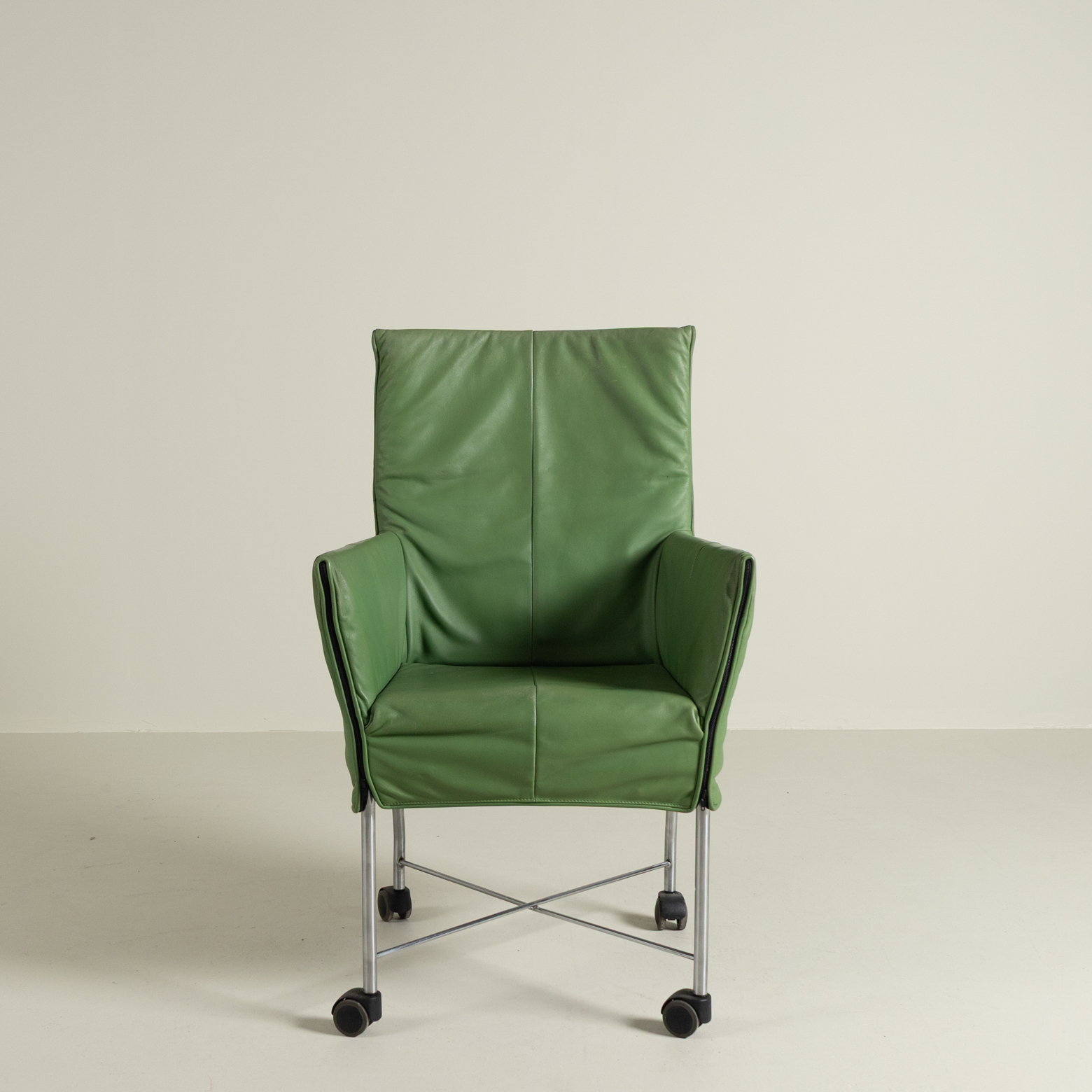 Montis Chaplin Lichtgroen Leer - Aluminium (Op Wielen)