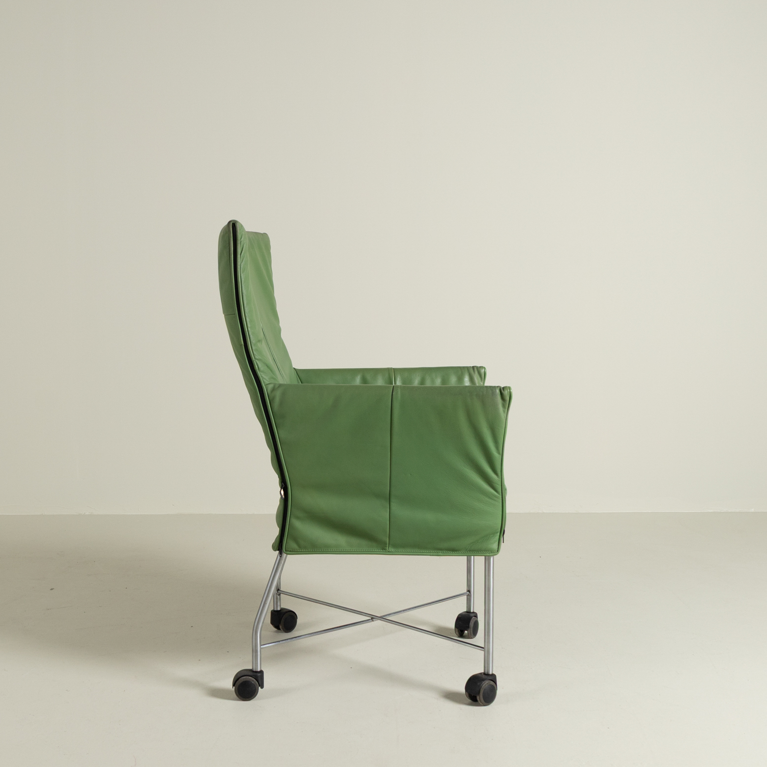 Montis Chaplin Lichtgroen Leer - Aluminium (Op Wielen)