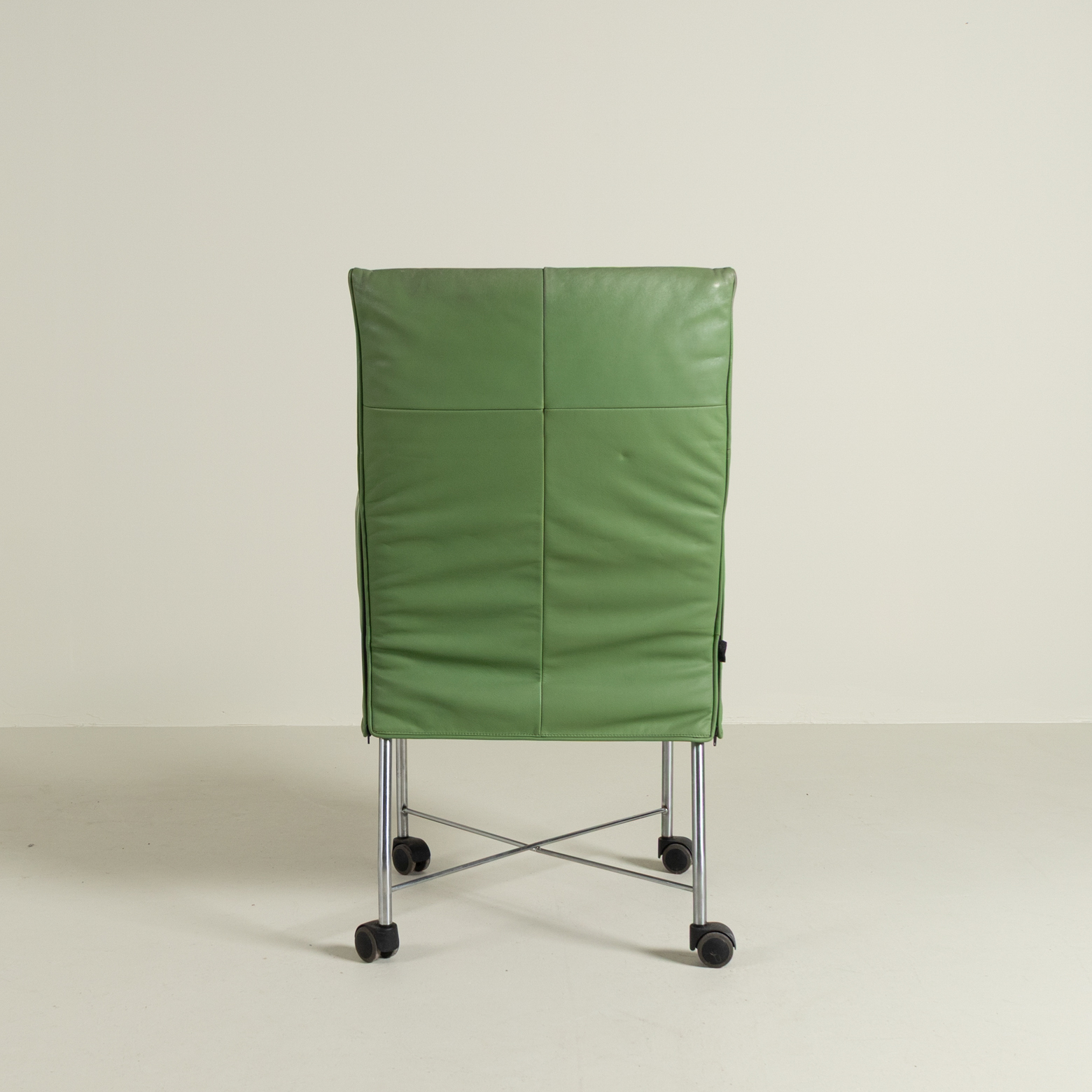 Montis Chaplin Lichtgroen Leer - Aluminium (Op Wielen)