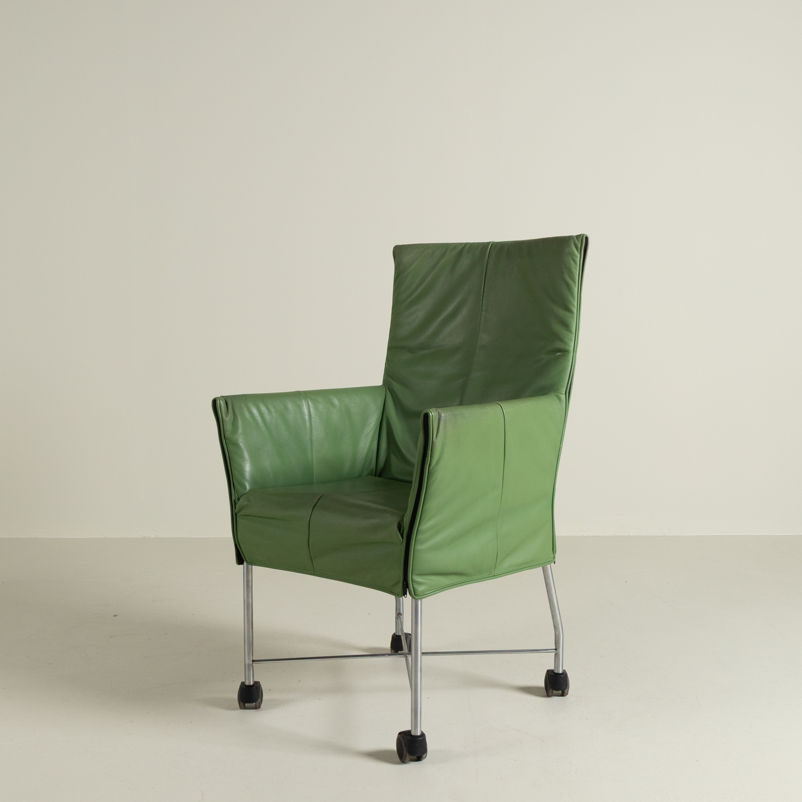 Montis Chaplin Lichtgroen Leer - Aluminium (Op Wielen)
