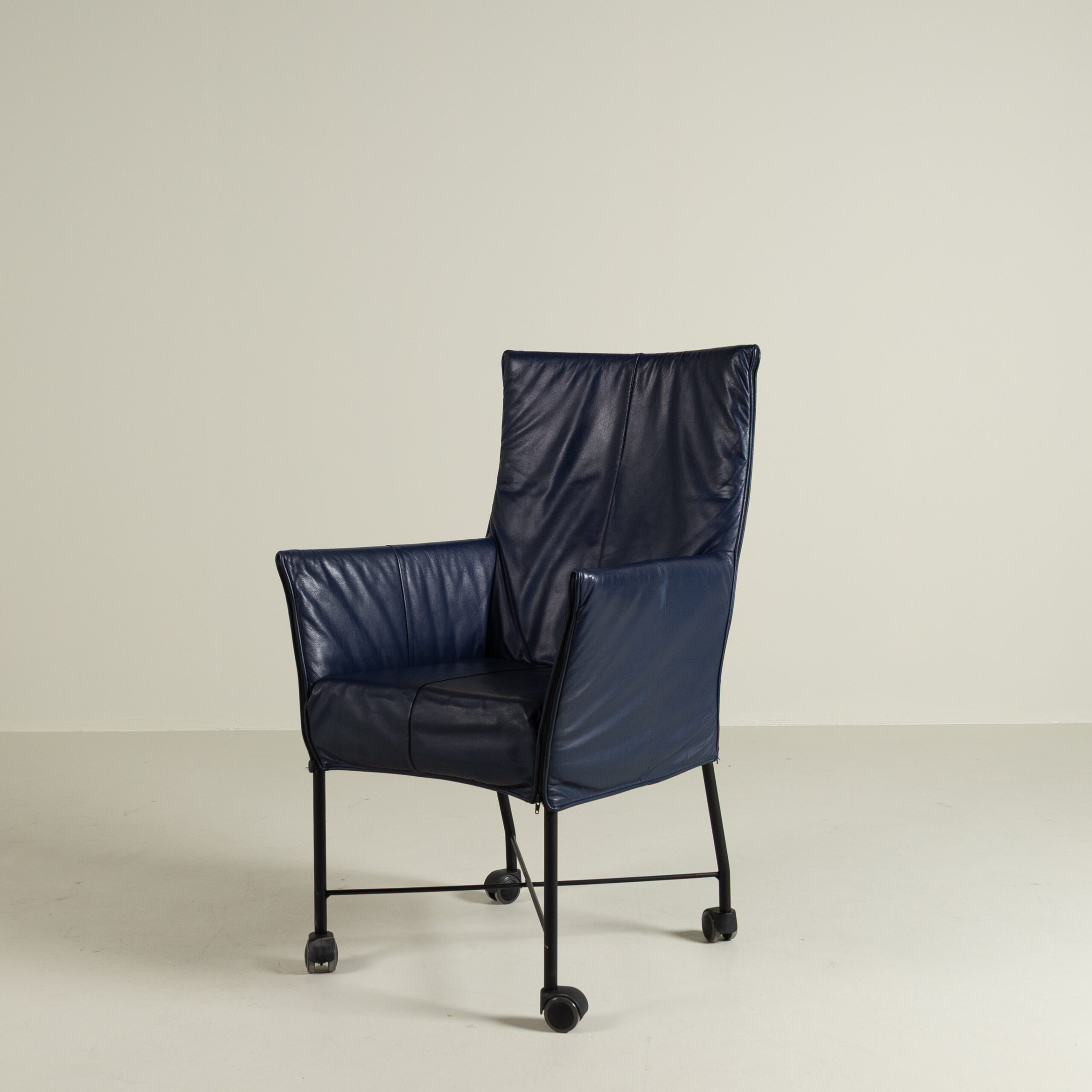 Montis Chaplin Stoel Donkerblauw Leer - Zwart (Op Wielen)