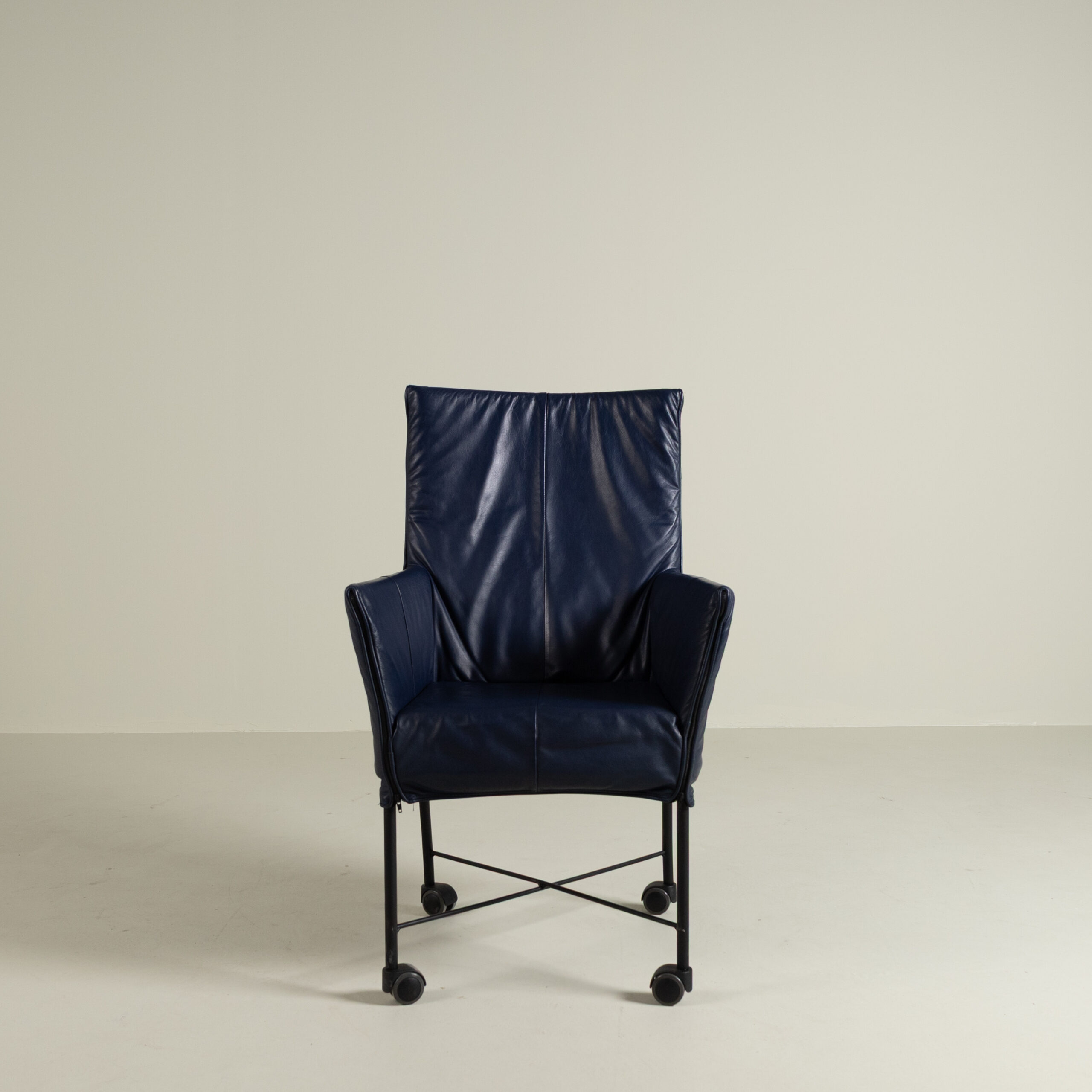 Montis Chaplin Stoel Donkerblauw Leer - Zwart (Op Wielen)