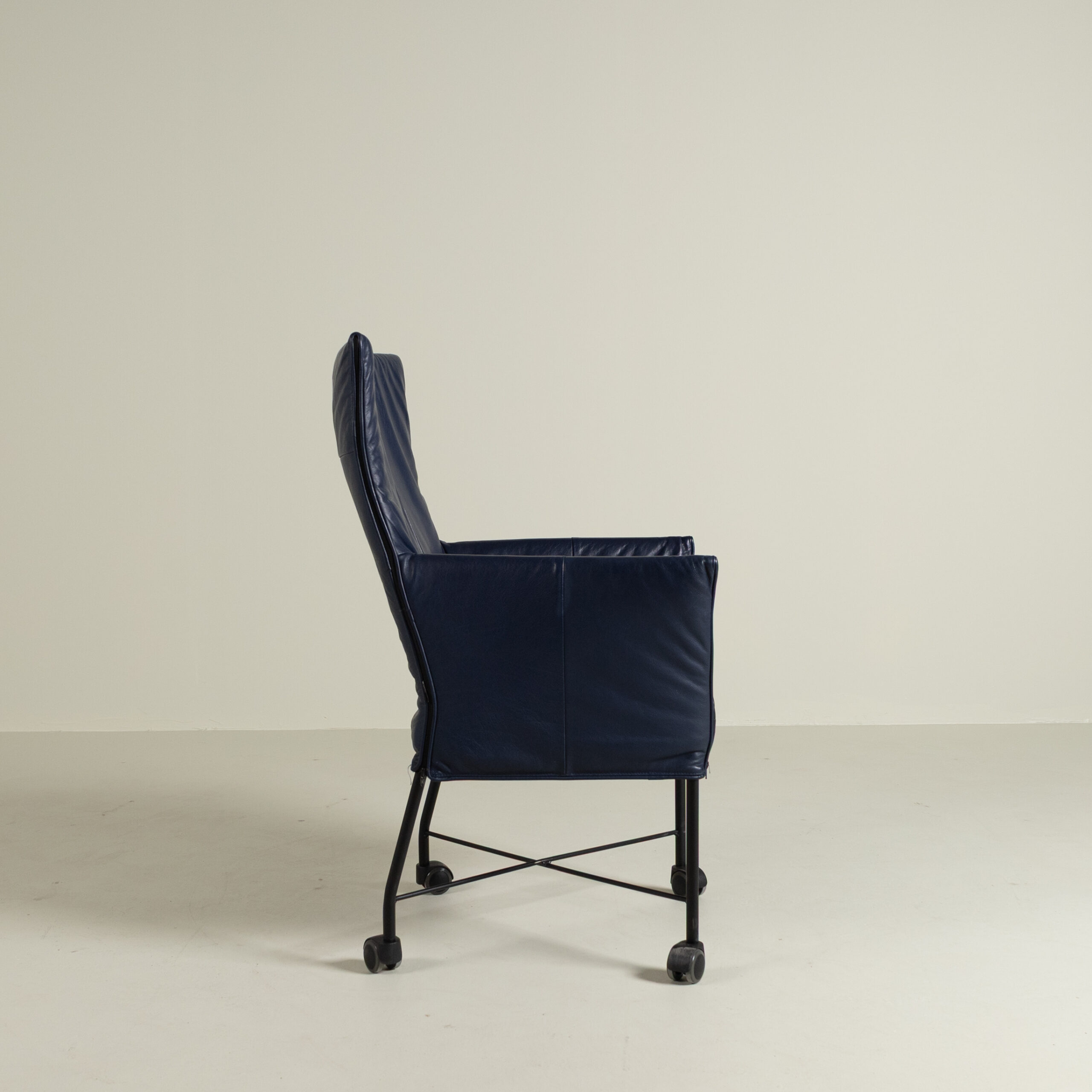Montis Chaplin Stoel Donkerblauw Leer - Zwart (Op Wielen)