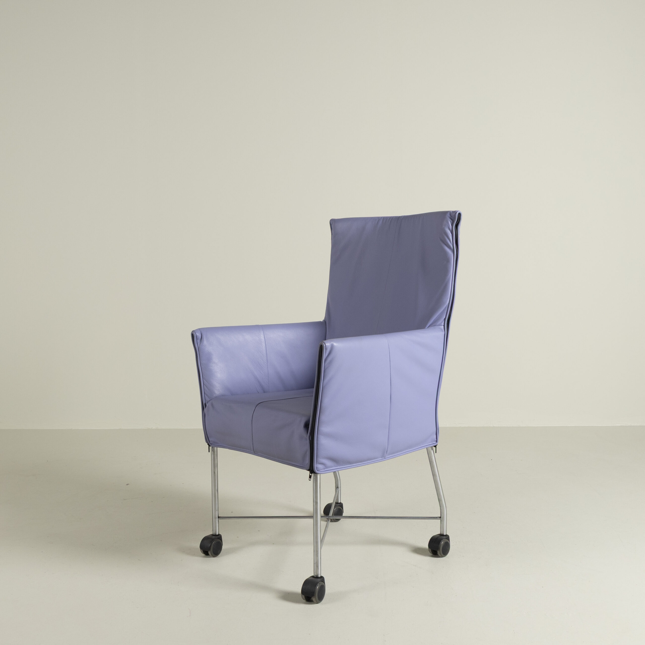 Montis Chaplin Stoel Paars Leer - Aluminium (Op Wielen)