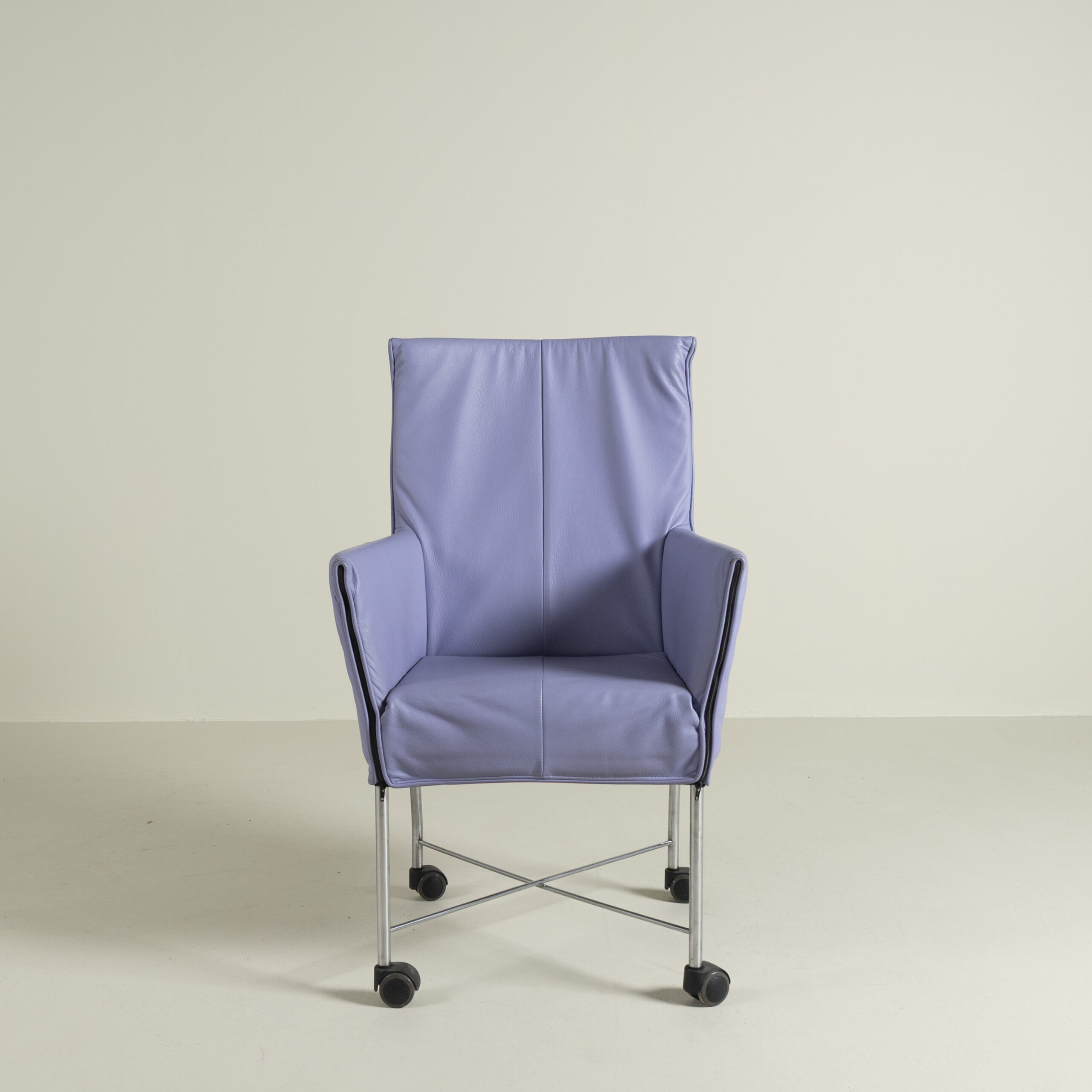 Montis Chaplin Stoel Paars Leer - Aluminium (Op Wielen)