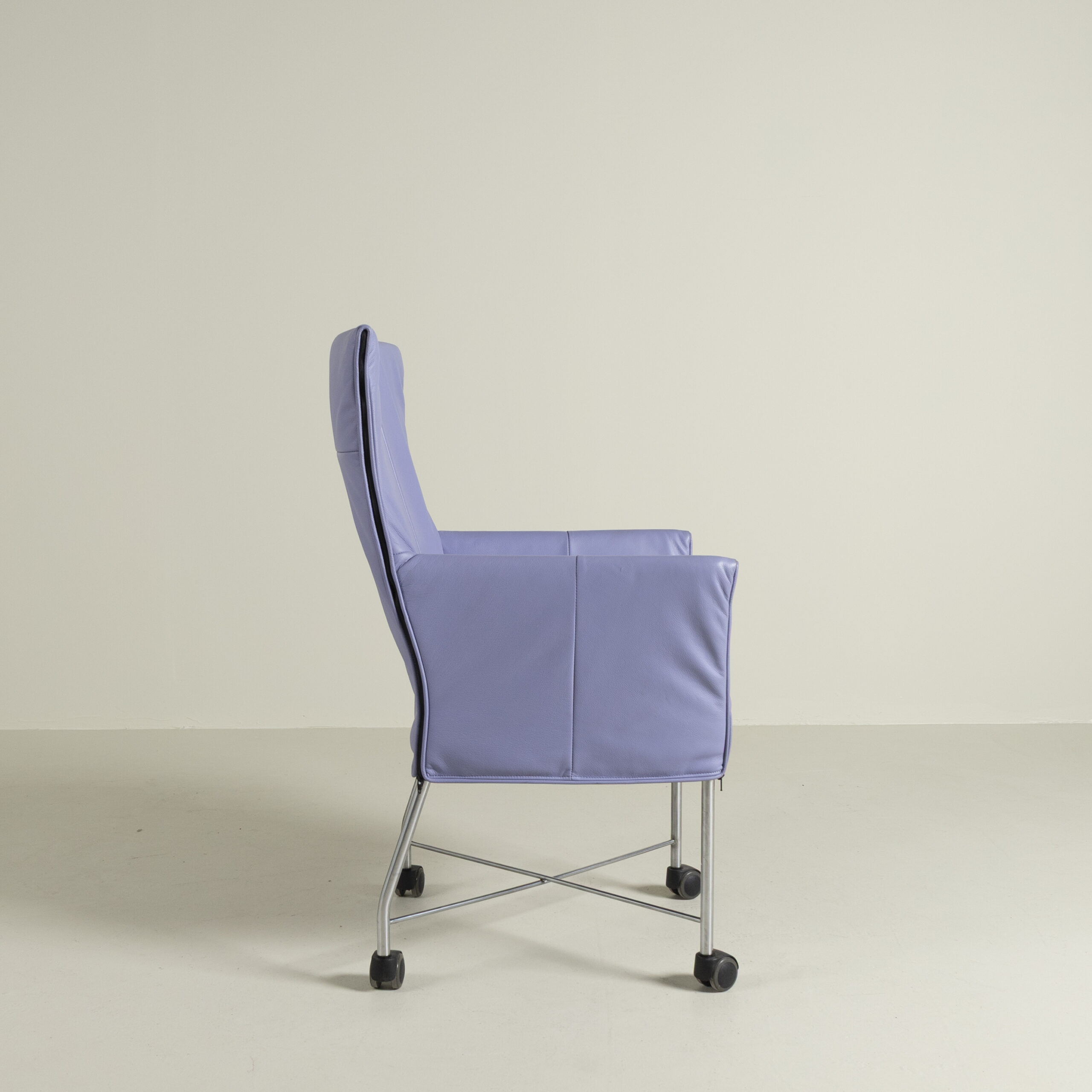 Montis Chaplin Stoel Paars Leer - Aluminium (Op Wielen)