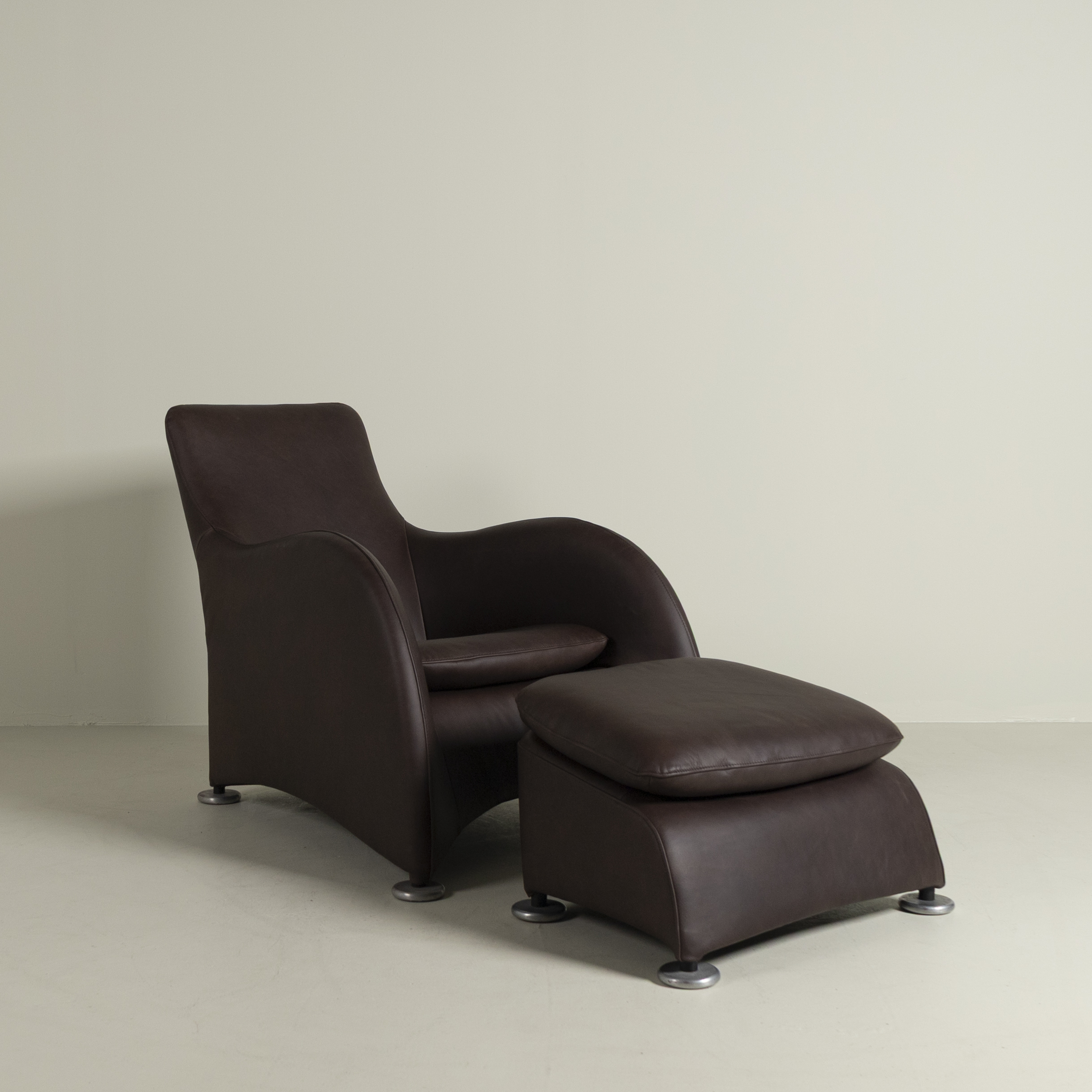 Montis Windy Fauteuil Donkerbruin Leer + Hocker